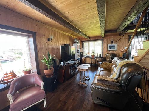 Living room - 426 Boul. Perron E., Caplan, QC - Indoor Photo Showing Living Room