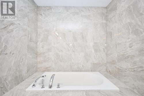 MBR ensuite tub - 1001 - 7711 Green Vista Gate, Niagara Falls (Oldfield), ON - Indoor Photo Showing Bathroom