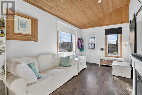 98 Cross Street, Port Colborne (Killaly East), ON - Indoor Photo Showing Living Room