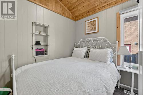 98 Cross Street, Port Colborne (Killaly East), ON - Indoor Photo Showing Bedroom