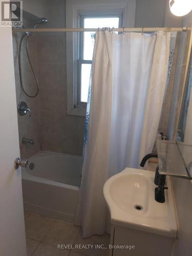 82 Cambridge Avenue, Hamilton, ON - Indoor Photo Showing Bathroom
