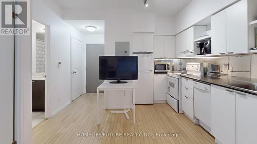 207 - 35 Hayden Street, Toronto, ON - Indoor Photo Showing Kitchen