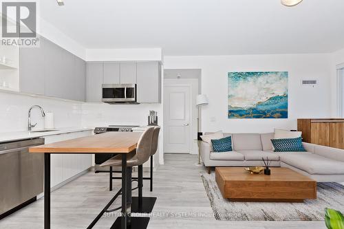 1409 - 4655 Metcalfe Avenue, Mississauga, ON - Indoor Photo Showing Living Room