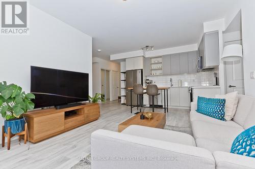 1409 - 4655 Metcalfe Avenue, Mississauga, ON - Indoor Photo Showing Living Room