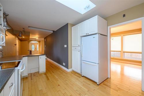 2 Pawnee Bay, Winnipeg, MB - Indoor Photo Showing Kitchen