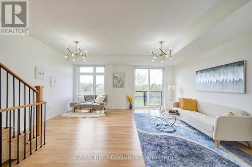 6859 Main Street, Whitchurch-Stouffville, ON - Indoor Photo Showing Living Room