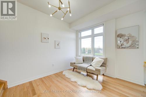 6859 Main Street, Whitchurch-Stouffville, ON - Indoor Photo Showing Living Room