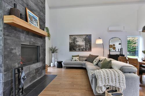 Salon - 1202 Rue Shefford, Bromont, QC - Indoor Photo Showing Living Room With Fireplace