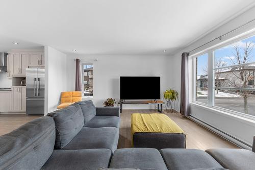 Salon - 343 Rue Schubert, Saint-Jean-Sur-Richelieu, QC - Indoor Photo Showing Living Room