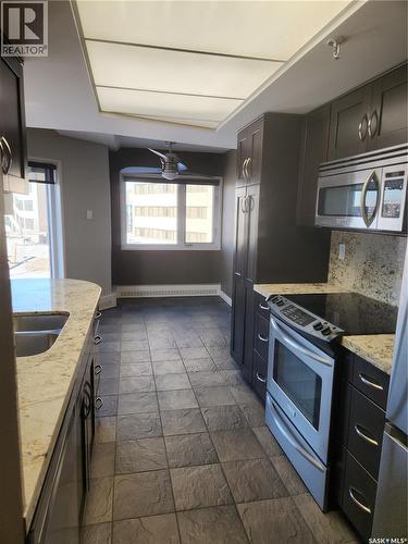 570 424 Spadina Crescent E, Saskatoon, SK - Indoor Photo Showing Kitchen With Stainless Steel Kitchen With Double Sink
