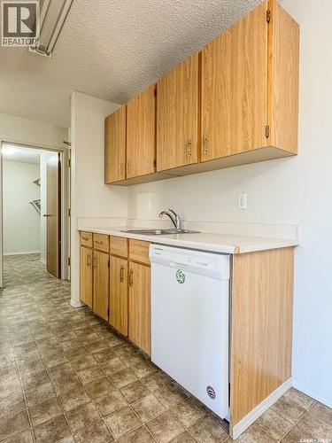 305 1110 9Th Avenue Ne, Swift Current, SK - Indoor Photo Showing Kitchen