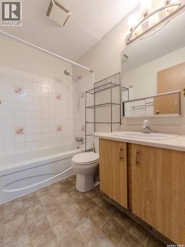 305 1110 9Th Avenue Ne, Swift Current, SK - Indoor Photo Showing Bathroom