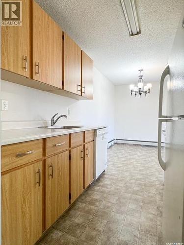 305 1110 9Th Avenue Ne, Swift Current, SK - Indoor Photo Showing Kitchen