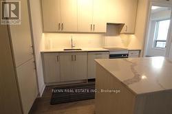 2001 - 36 ELM DRIVE W  Mississauga, ON L5B 0N3