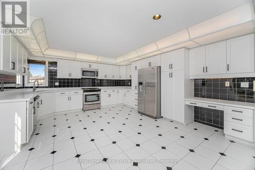 100 National Drive, Hamilton, ON - Indoor Photo Showing Kitchen
