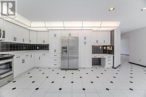 100 National Drive, Hamilton, ON - Indoor Photo Showing Kitchen