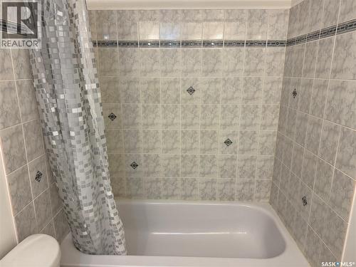 204 463 Pendygrasse Road, Saskatoon, SK - Indoor Photo Showing Bathroom