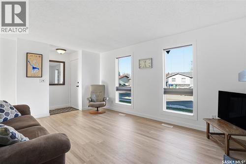 147 Makaroff Road, Saskatoon, SK - Indoor Photo Showing Living Room