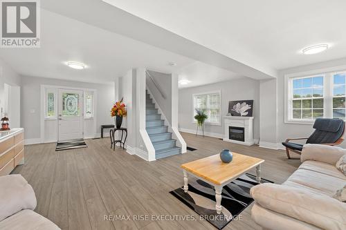 425 King Street W, Gananoque, ON - Indoor Photo Showing Living Room