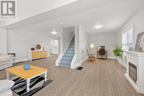 425 King Street W, Gananoque, ON - Indoor Photo Showing Living Room