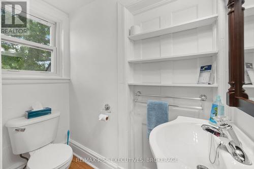 425 King Street W, Gananoque, ON - Indoor Photo Showing Bathroom