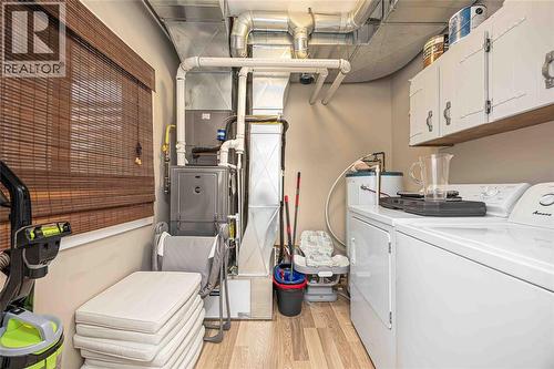 7790 Gallie Street, Plympton-Wyoming, ON - Indoor Photo Showing Laundry Room
