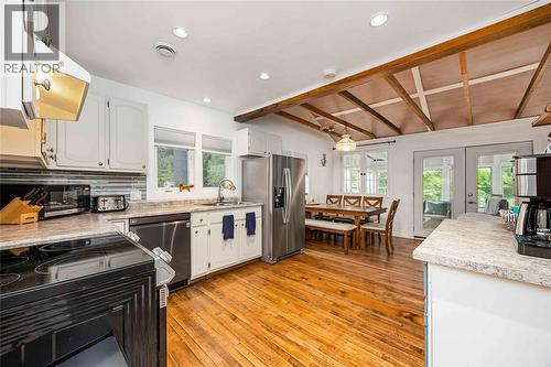 7790 Gallie Street, Plympton-Wyoming, ON - Indoor Photo Showing Kitchen