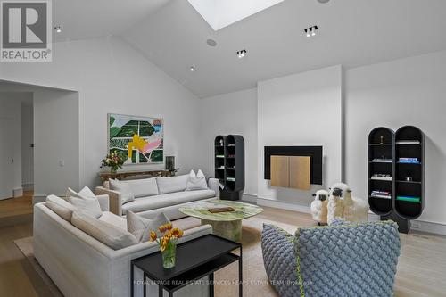 25 North Drive, Toronto, ON - Indoor Photo Showing Living Room