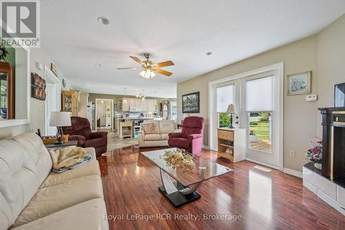 2 Murray Way, Minto, ON - Indoor Photo Showing Living Room