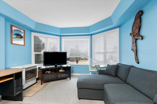 4205 Wellington Drive, Vernon, BC - Indoor Photo Showing Living Room