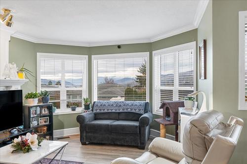 4205 Wellington Drive, Vernon, BC - Indoor Photo Showing Living Room