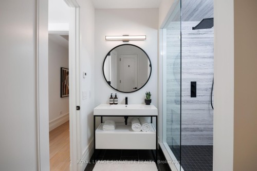 207 Strathallan Boulevard, Toronto, ON - Indoor Photo Showing Bathroom