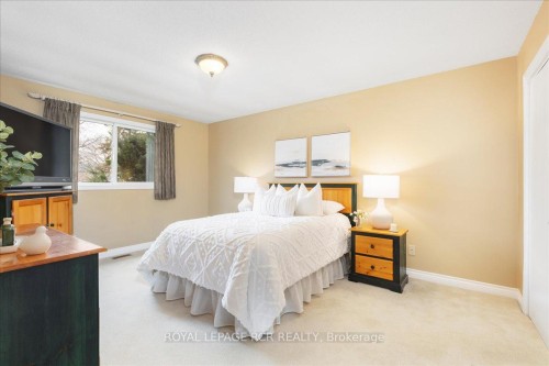 130 Peter Street, East Gwillimbury, ON - Indoor Photo Showing Bedroom
