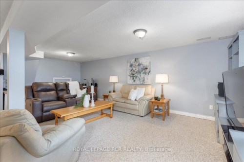 130 Peter Street, East Gwillimbury, ON - Indoor Photo Showing Living Room