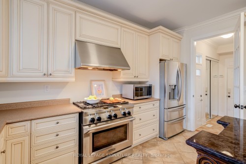 366 Cochrane Terrace, Milton, ON - Indoor Photo Showing Kitchen