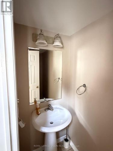 594 Flagstone Court, Oshawa, ON - Indoor Photo Showing Bathroom