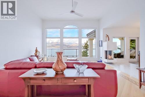 378 Okaview Road, Kelowna, BC - Indoor Photo Showing Living Room