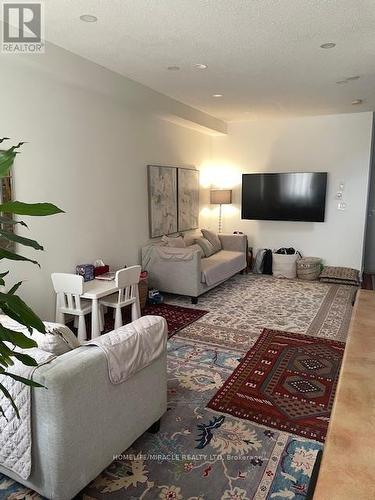 3480 Fountain Park Avenue, Mississauga, ON - Indoor Photo Showing Living Room