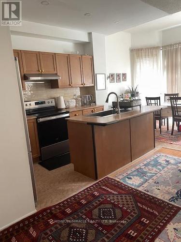 3480 Fountain Park Avenue, Mississauga, ON - Indoor Photo Showing Kitchen With Double Sink