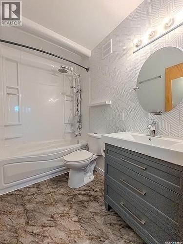 751 4Th Avenue Ne, Swift Current, SK - Indoor Photo Showing Bathroom