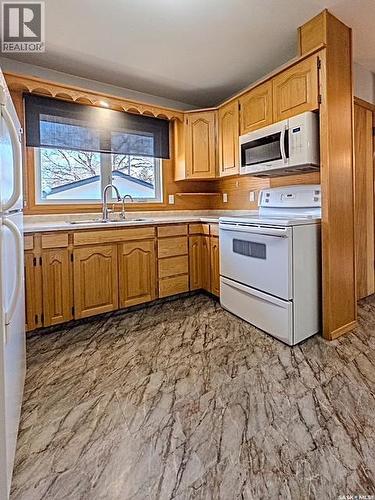 751 4Th Avenue Ne, Swift Current, SK - Indoor Photo Showing Kitchen With Double Sink