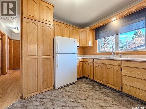 751 4Th Avenue Ne, Swift Current, SK - Indoor Photo Showing Kitchen With Double Sink