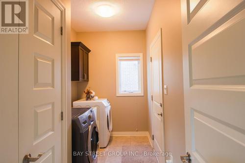 1451 Howlett Circle, London North, ON - Indoor Photo Showing Laundry Room