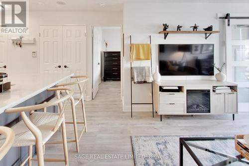 610 - 225 Merton Street, Toronto, ON - Indoor Photo Showing Living Room