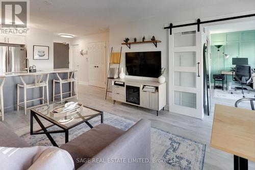 610 - 225 Merton Street, Toronto, ON - Indoor Photo Showing Living Room