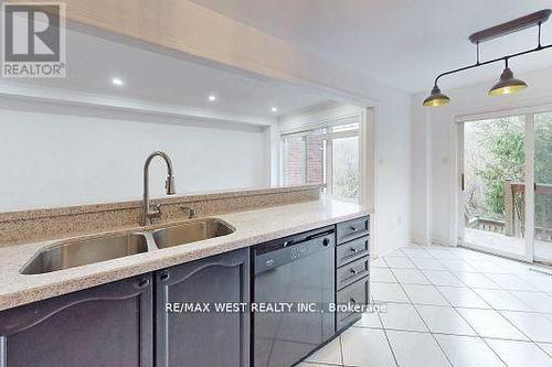 56 Long Point Drive, Richmond Hill, ON - Indoor Photo Showing Kitchen With Double Sink