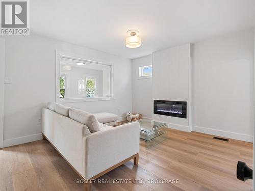 394 Fleet Street, Welland (Lincoln/Crowland), ON - Indoor Photo Showing Living Room With Fireplace