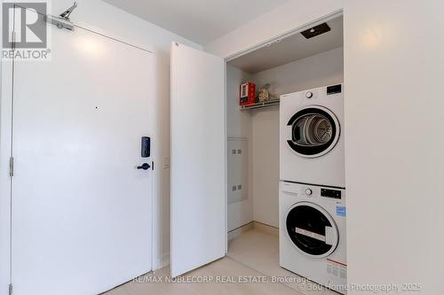 2912 - 3900 Confederation Parkway, Mississauga, ON - Indoor Photo Showing Laundry Room