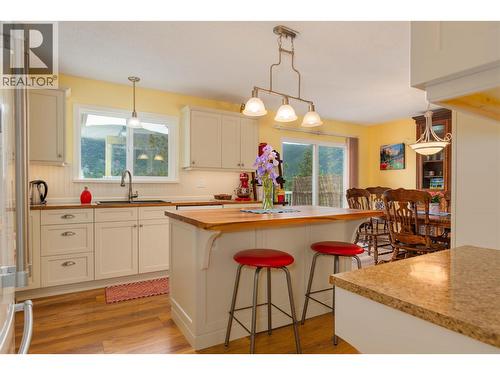 1923 Riverside Crescent, Castlegar, BC - Indoor Photo Showing Kitchen