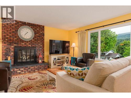 1923 Riverside Crescent, Castlegar, BC - Indoor Photo Showing Living Room With Fireplace